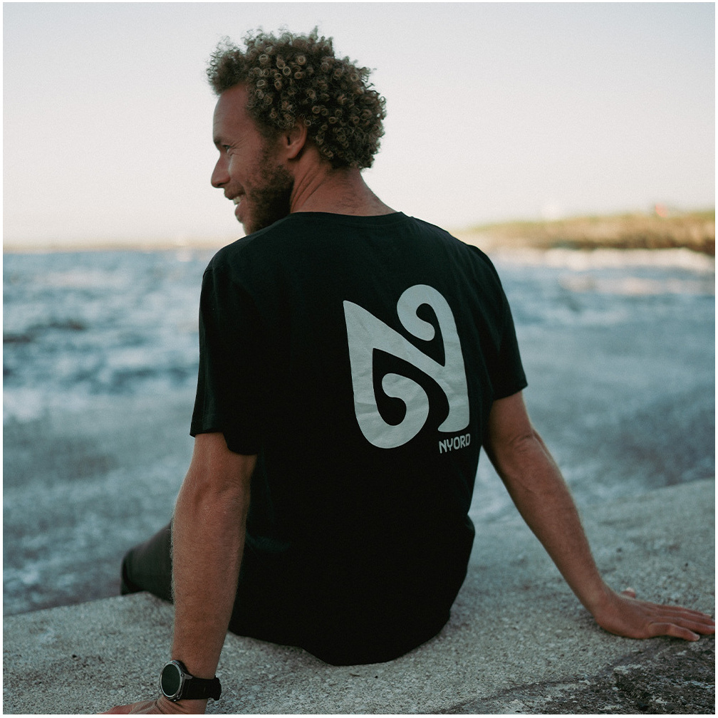 2026 „ Nyord “-Logo-T-Shirt SX087 – Black Charcoal